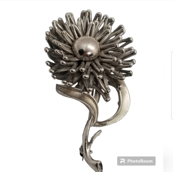 VINTAGE MID CENTURY MODERN LARGE SILVERTONED DAISY FLOWER BROOCH - Picture 1 of 3